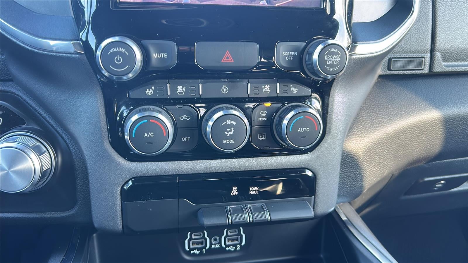 2024 RAM 1500 Laramie Crew Cab 4x2 5'7' Box