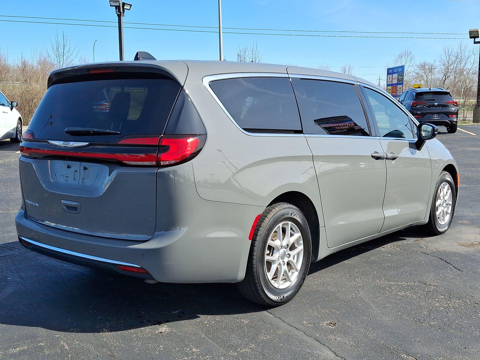 2025 Chrysler Pacifica Select