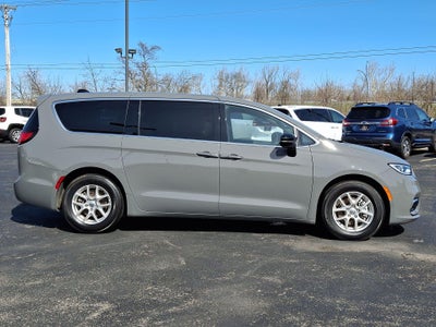 2025 Chrysler Pacifica Select