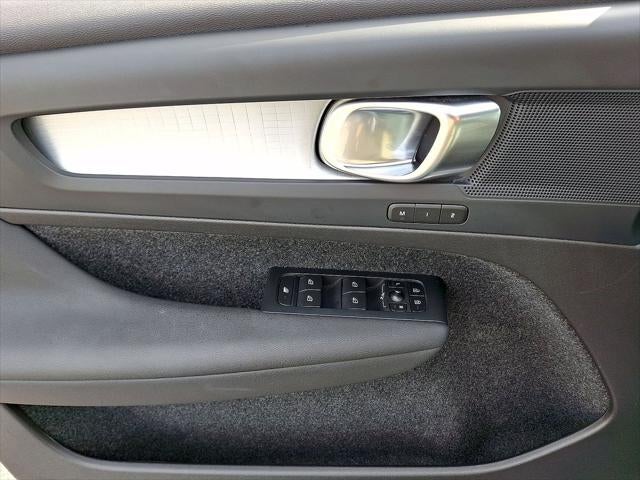 2023 Volvo XC40 Core